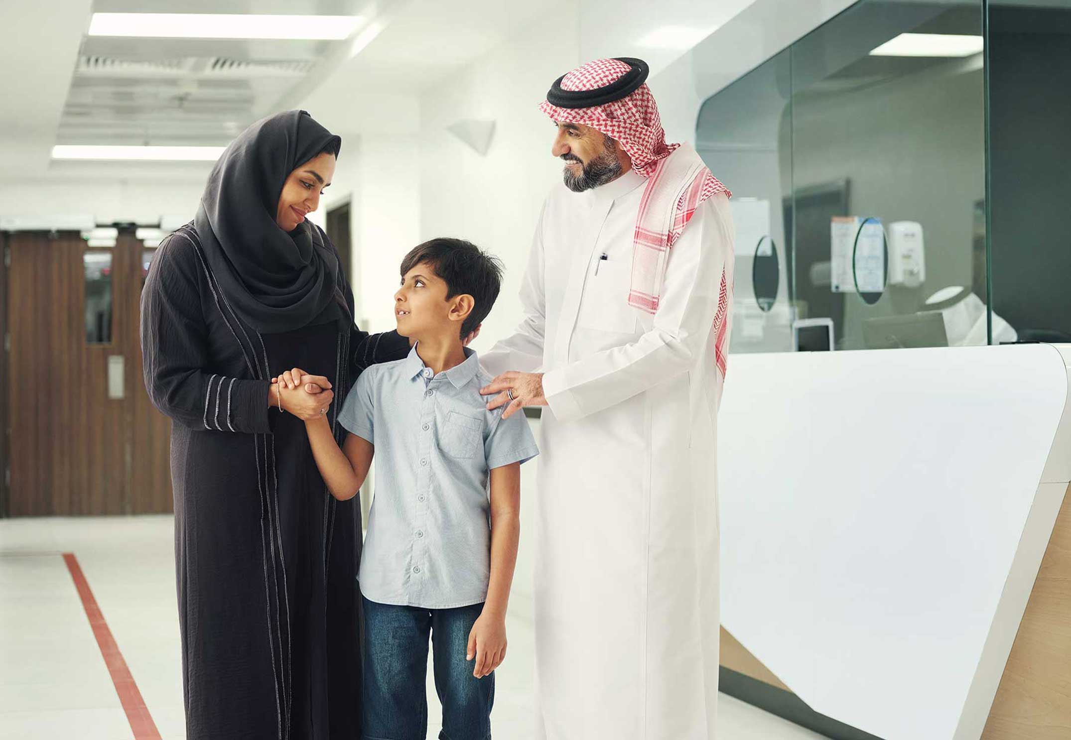  عائلة شرق أوسطية مبتسمة معًا، تمثل تأمين بوبا العائلي